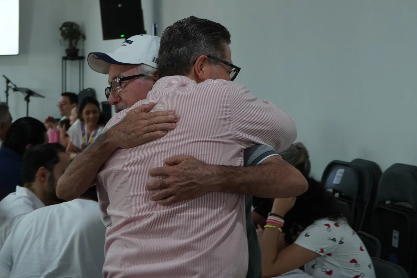 Un saludo fraternal entre miembros de la congregación