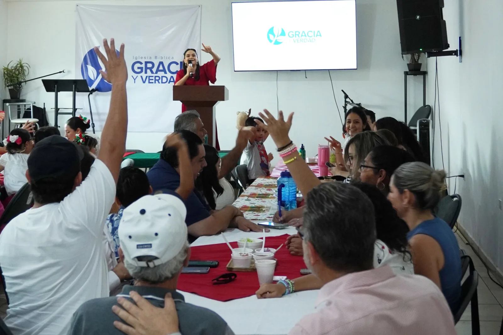 La congregación compartiendo una reunión