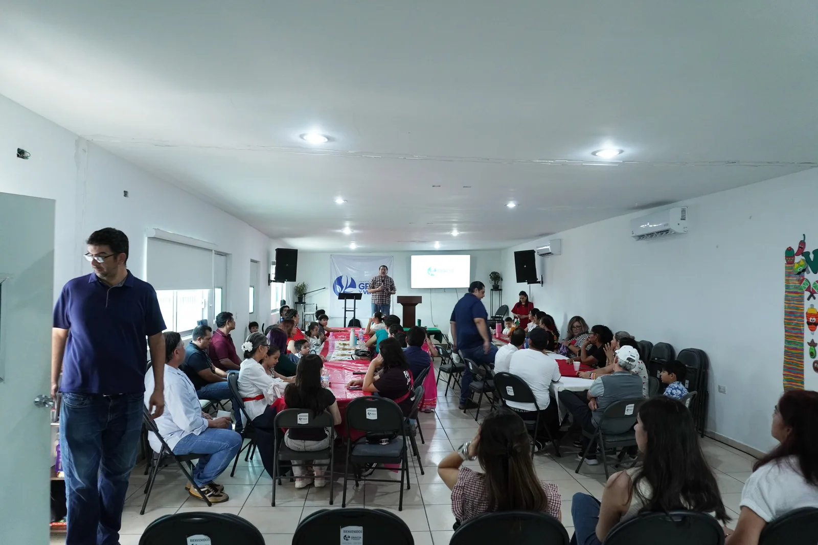 Una reunión de la iglesia en el Instituto Pedagógico del Río